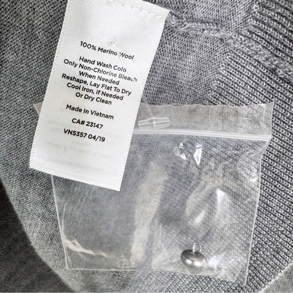 NWT Talbots Merino Wool Gathered Shoulder Pearl Button Cuff Sweater Gray Size M - Picture 6 of 9